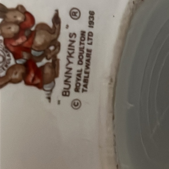 Royal Doulton Bunnykins Bank with Puppet Show & Bunny Rabbit Audience - Picture 12 of 12